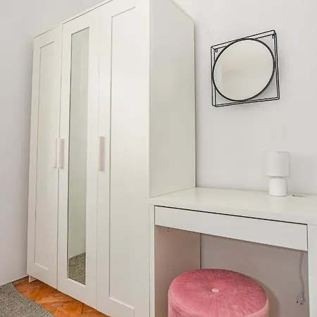 Kate - With Balcony & Free Private Parking Near The Centre *