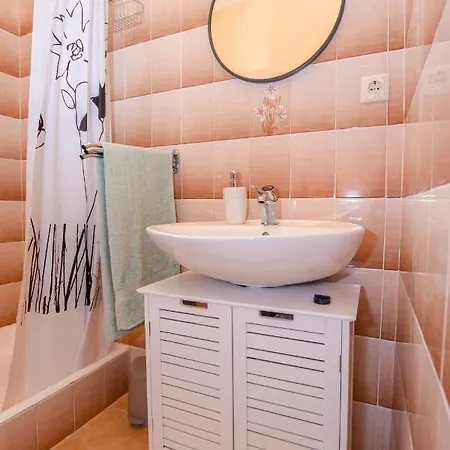 Kate - With Balcony & Free Private Parking Near The Centre *